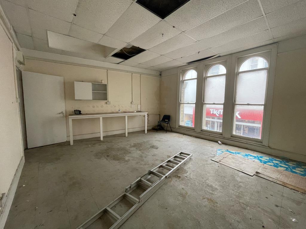 Lot: 99 - LARGE COMMERCIAL PROPERTY IN TOWN CENTRE WITH POTENTIAL - First floor room with view to the high street
